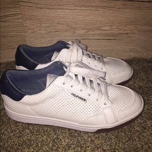 White casual Tommy Hilfiger shoes!
